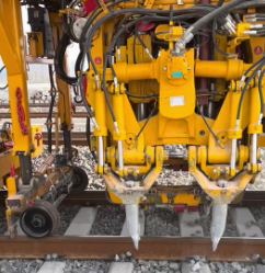 大型養(yǎng)路搗固機(jī)作業(yè)應(yīng)注意事項